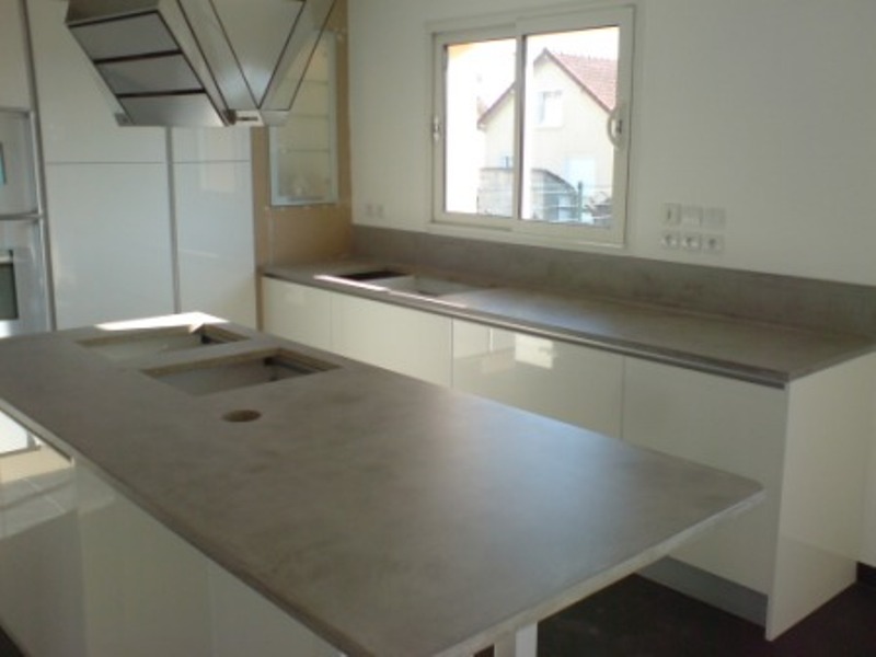 Cuisine avec plan de travail beton