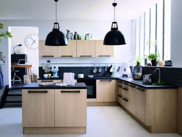 Cuisine bois clair et plan de travail noire