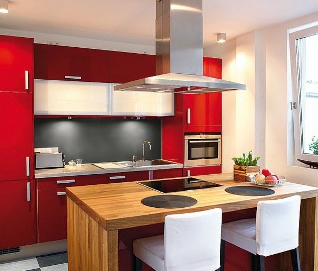 Table de cuisine en bois rouge