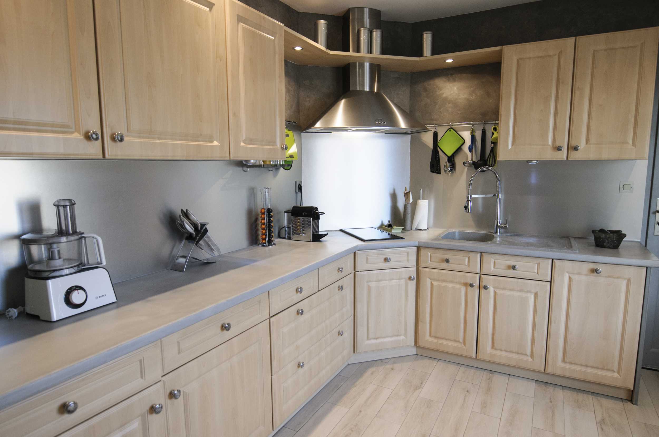Cuisine bois et plan de travail beton