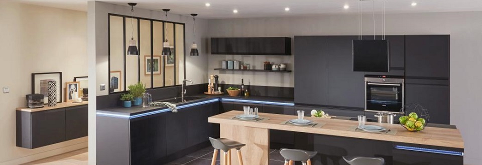 Plan de cuisine avec porte fenetre