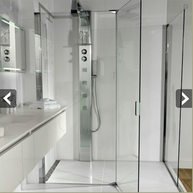 Carrelage blanc dans une douche