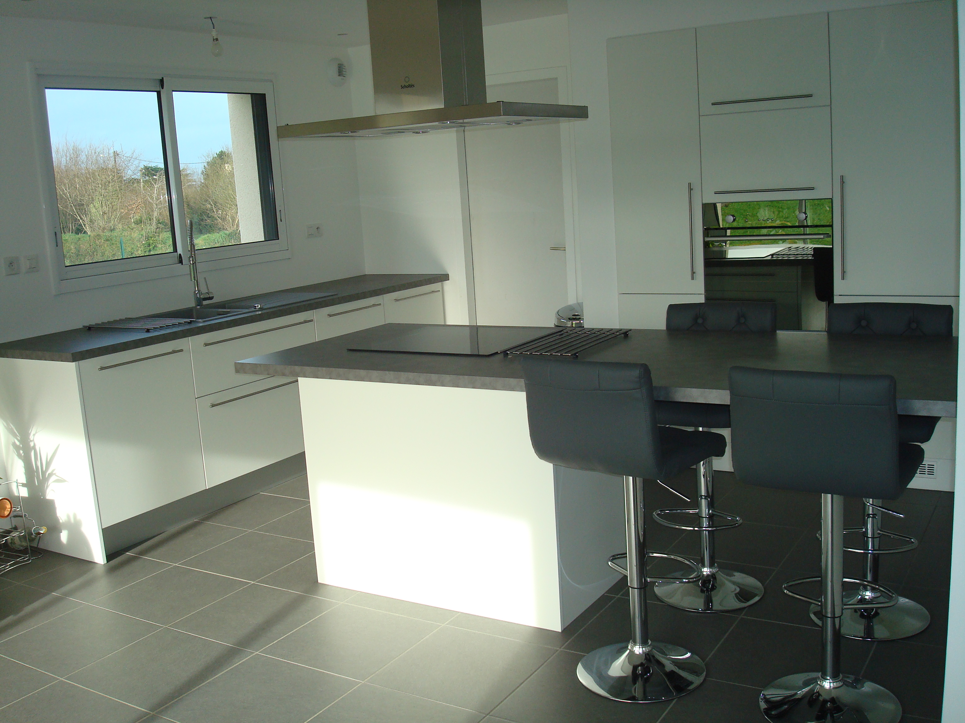 Cuisine blanc plan de travail noir