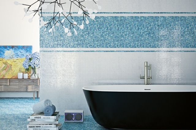 Carrelage blanc et bleu salle de bain