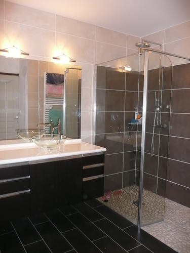 Carrelage salle de bain jusqu'au plafond