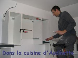 Poser un meuble haut de cuisine ikea
