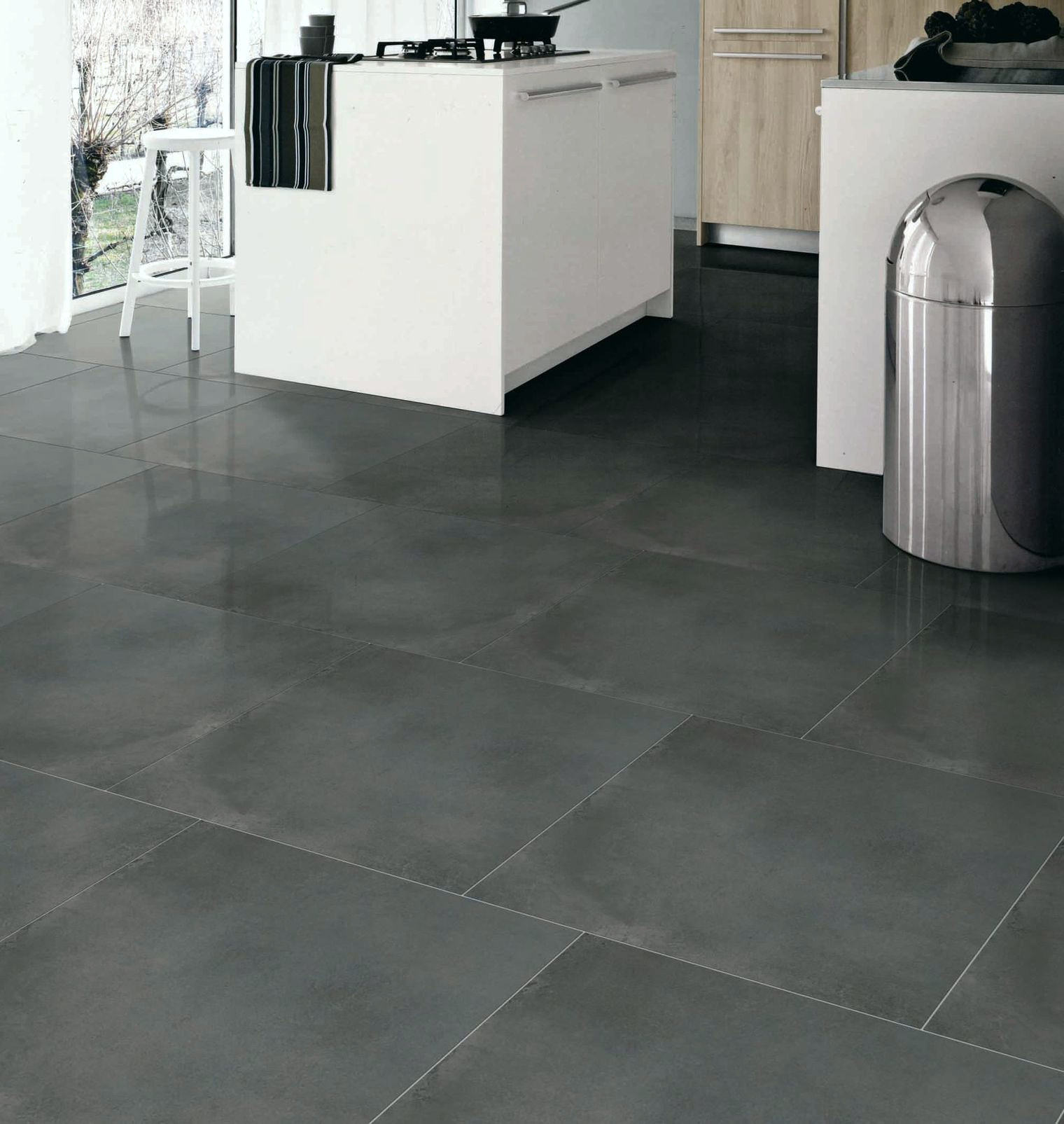 Carrelage gris foncé