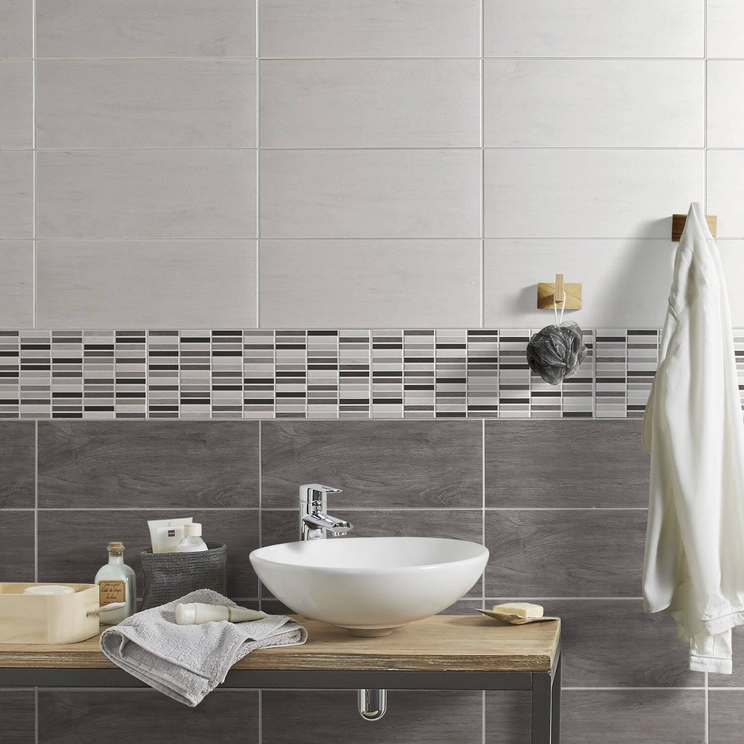 Carrelage gris mur blanc