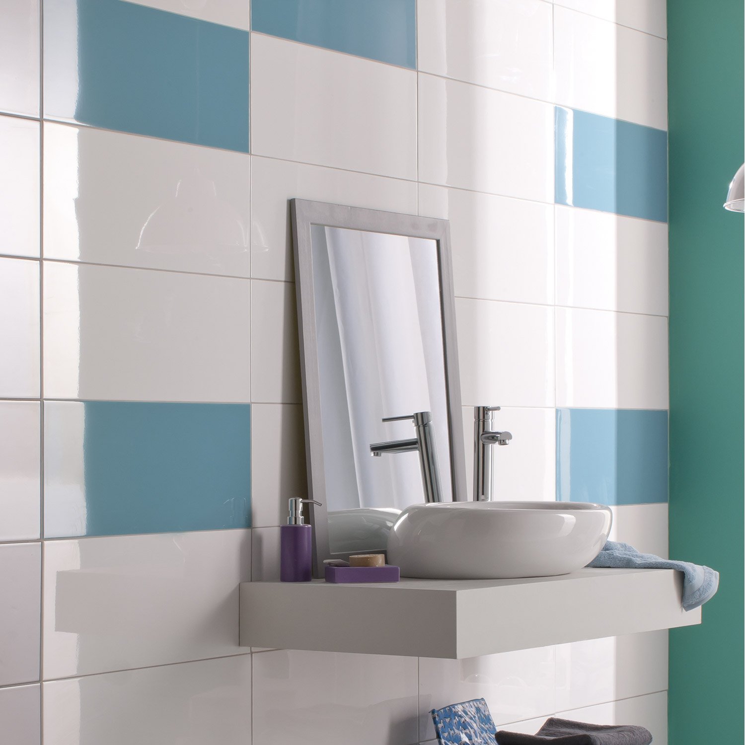 Carrelage salle de bain blanc et bleu