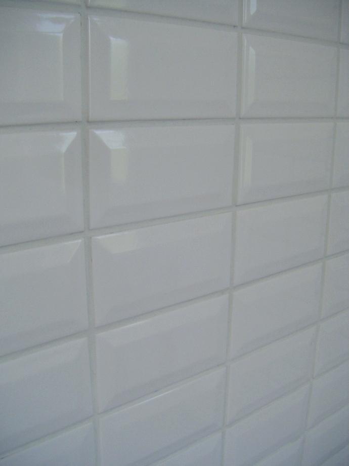 Carrelage gris avec joint blanc