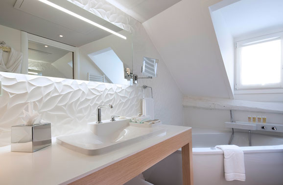 Carrelage blanc relief salle de bain