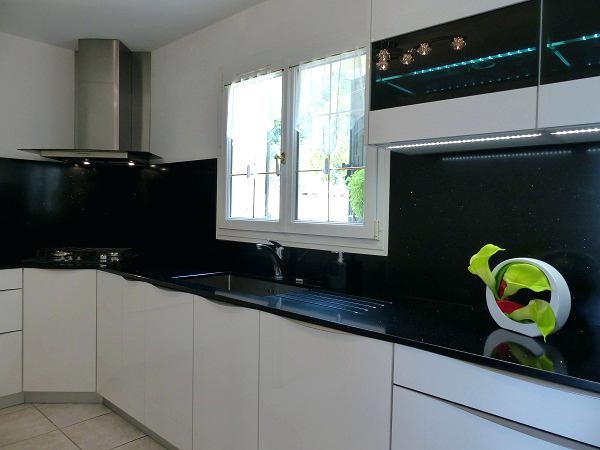 Modèle de cuisine avec hotte en angle