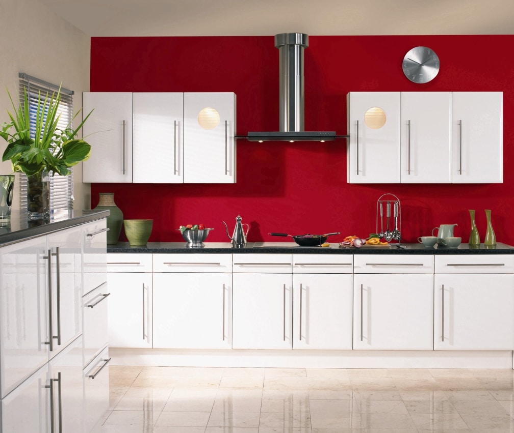 Deco cuisine blanche mur rouge