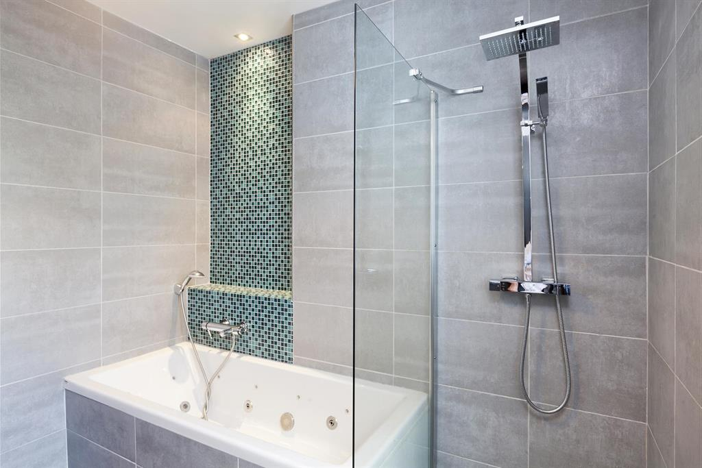 Carrelage salle de bain fleur