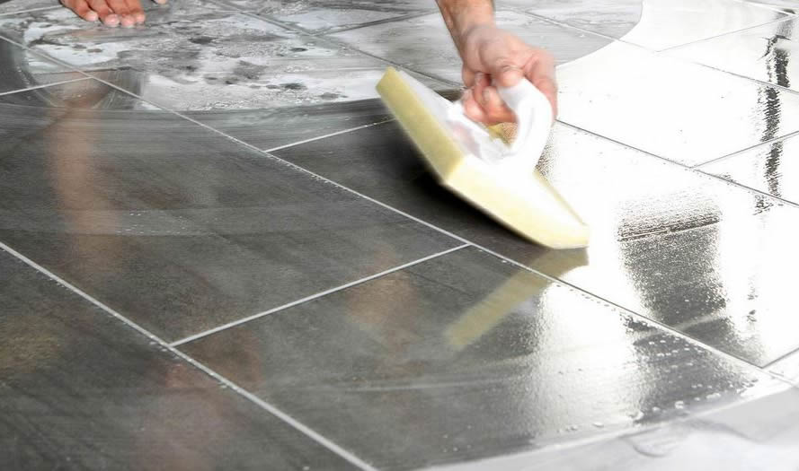 Joint carrelage gris non uniforme