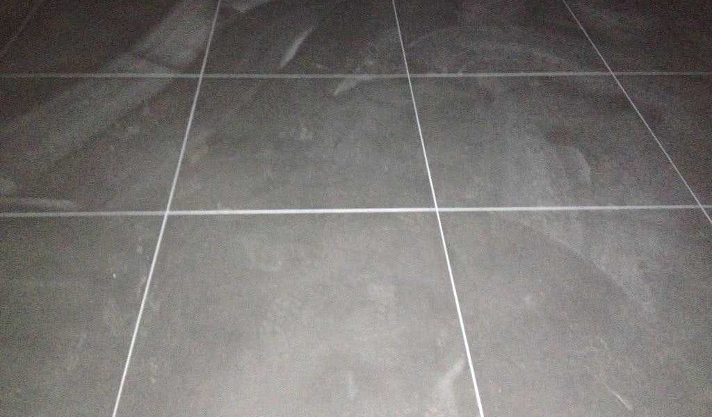 Carrelage gris avec joint anthracite