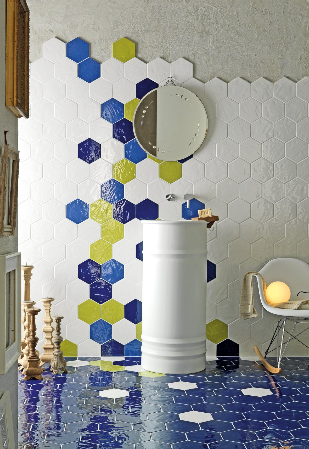 Carrelage blanc et bleu