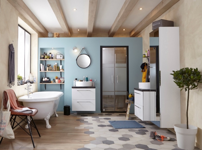 Carrelage hexagonal blanc et parquet