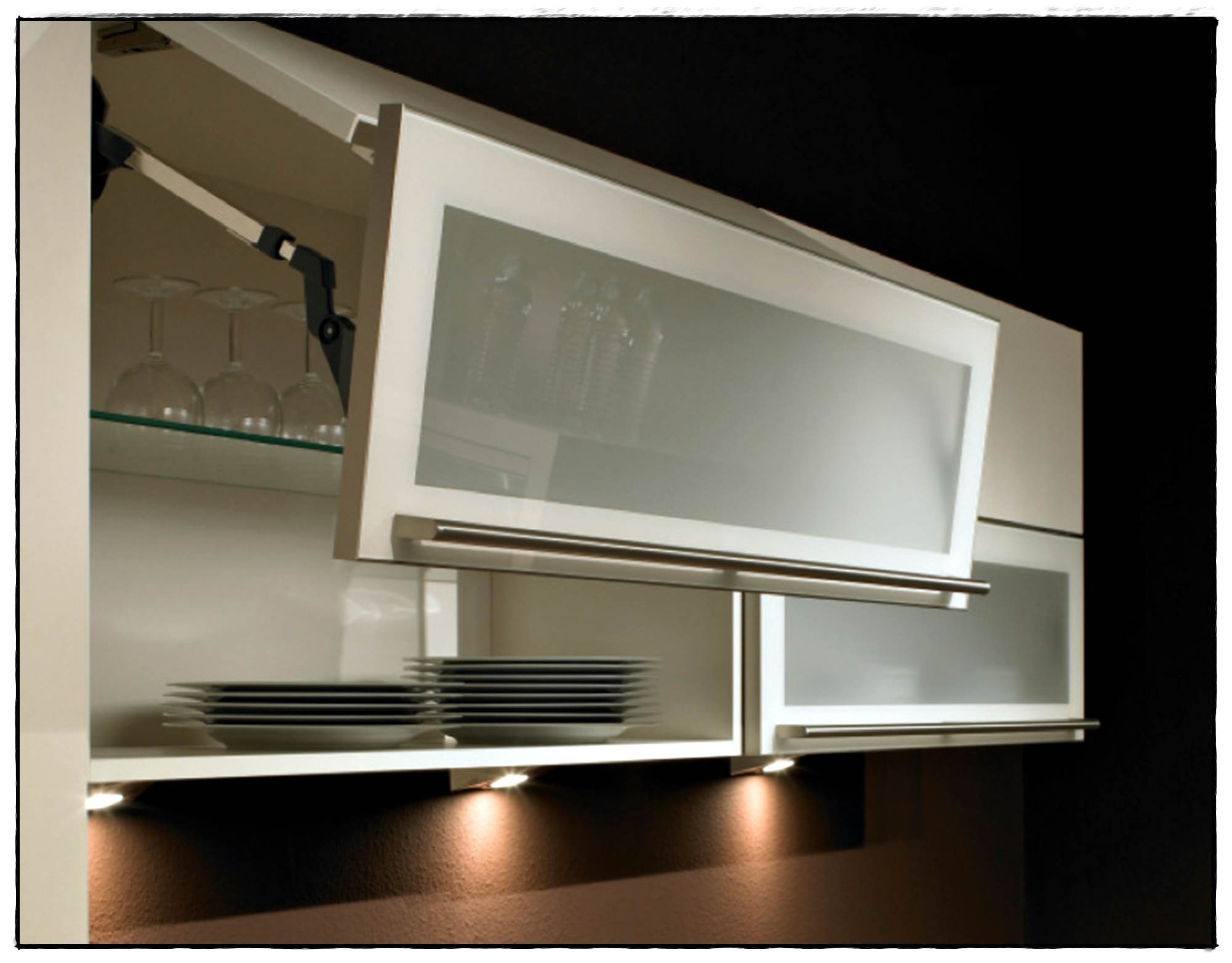Ouverture porte meuble haut cuisine