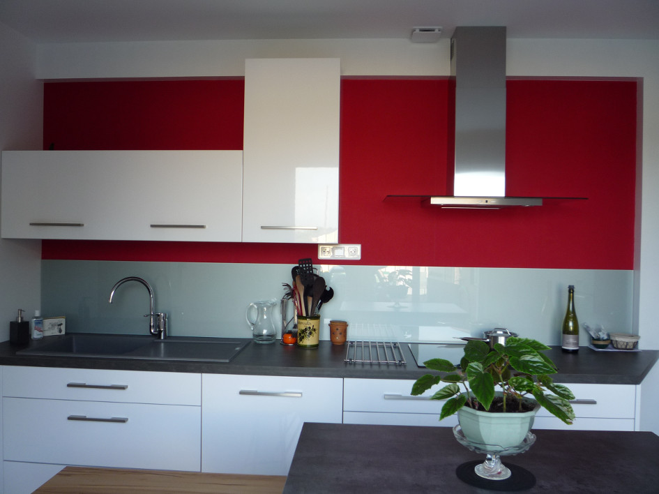 Modèle de cuisine blanc et rouge