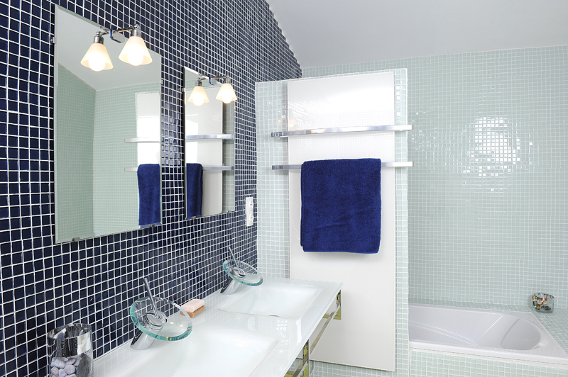 Carrelage mosaique bleu nuit