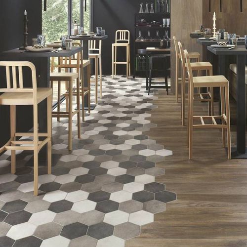 Carrelage hexagonal et parquet