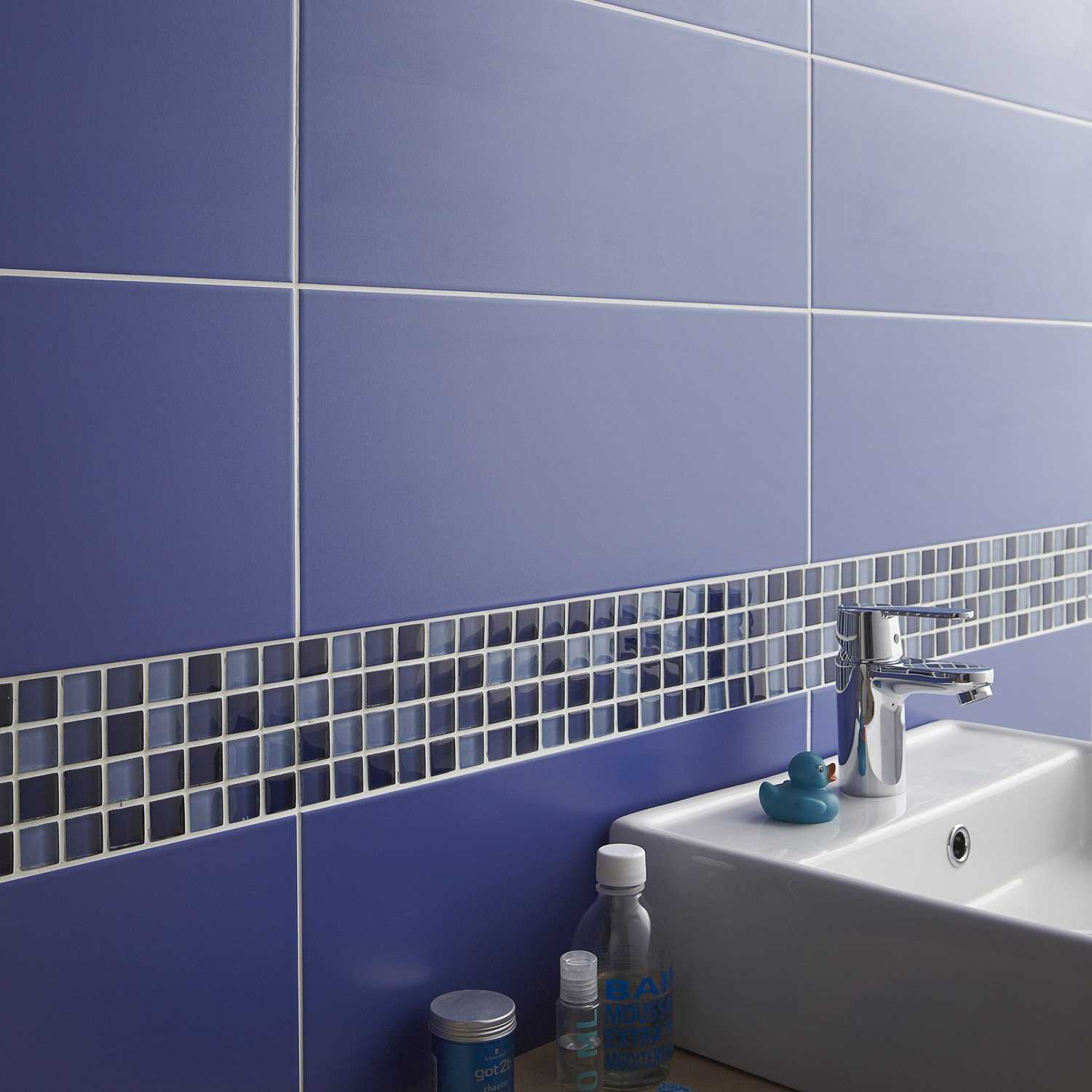 Carrelage salle de bain bleu nuit