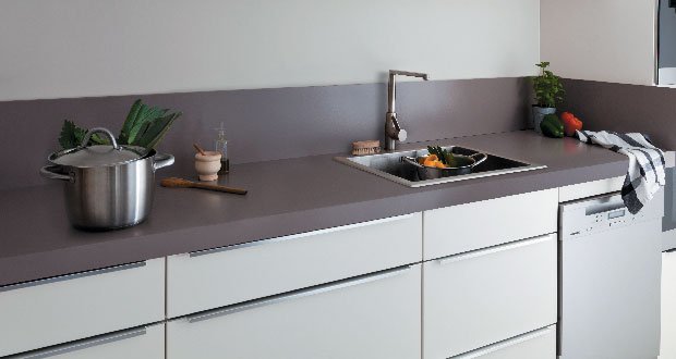 Repeindre un plan de travail de cuisine en carrelage