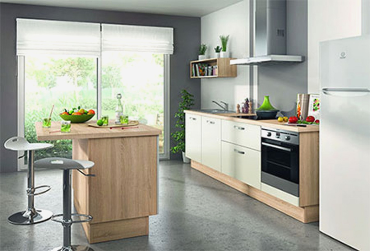 Petite cuisine avec ilot table