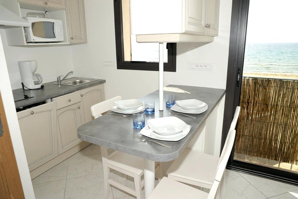 Petite cuisine ouverte avec ilot central