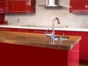 Cuisine rouge plan de travail bois