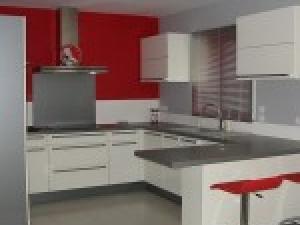 Photo cuisine blanche mur rouge