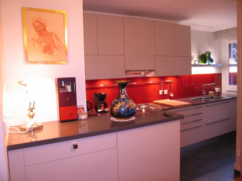 Photo cuisine blanche et rouge
