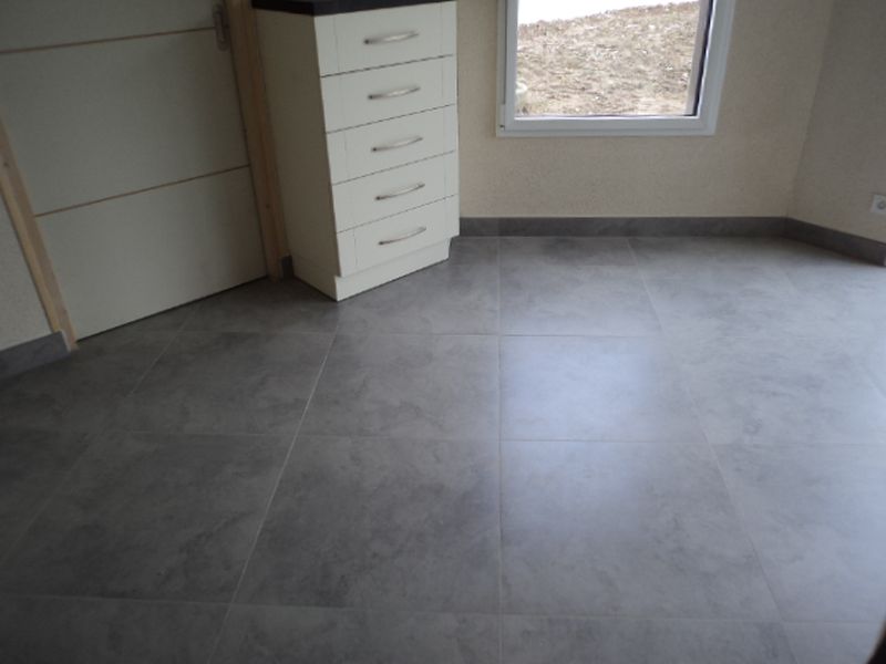 Carrelage gris diagonale