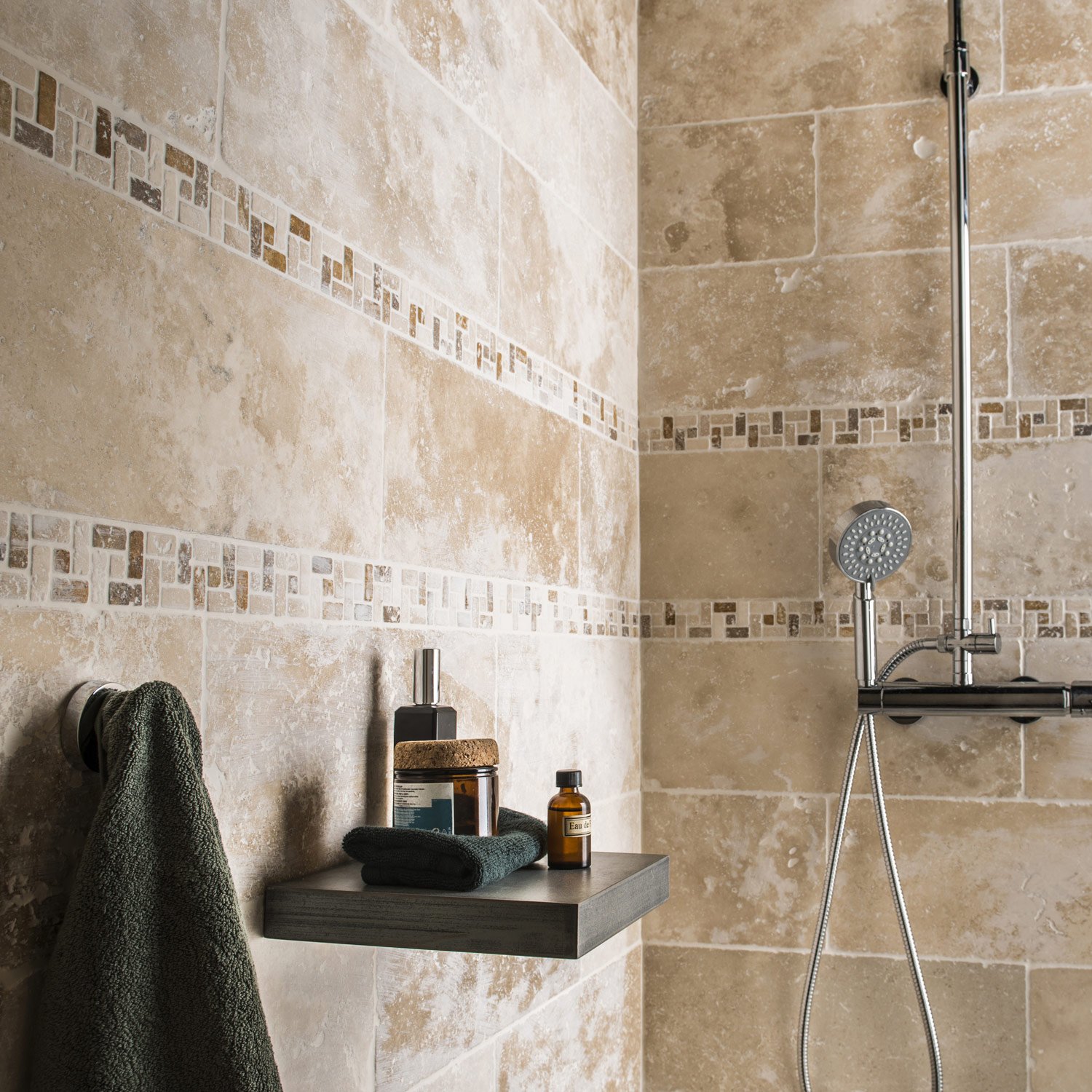 Carrelage mural cuisine travertin