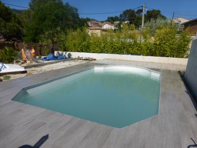 Carrelage imitation parquet pour piscine