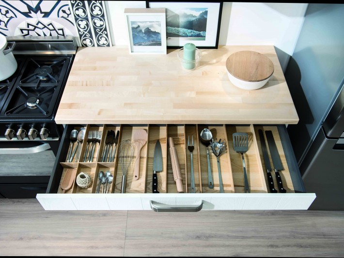 Plan de travail cuisine avec table