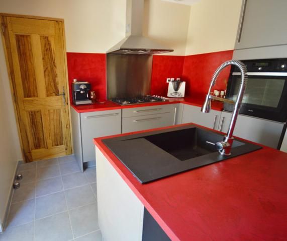 Cuisine rouge plan de travail