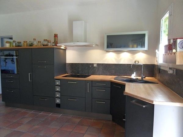 Cuisine avec plan de travail bois clair