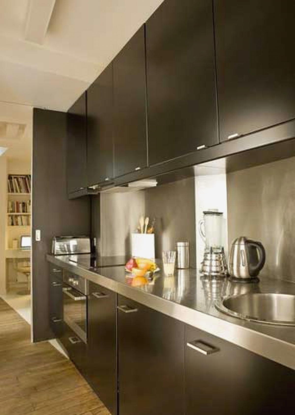 Cuisine blanche et plan de travail inox