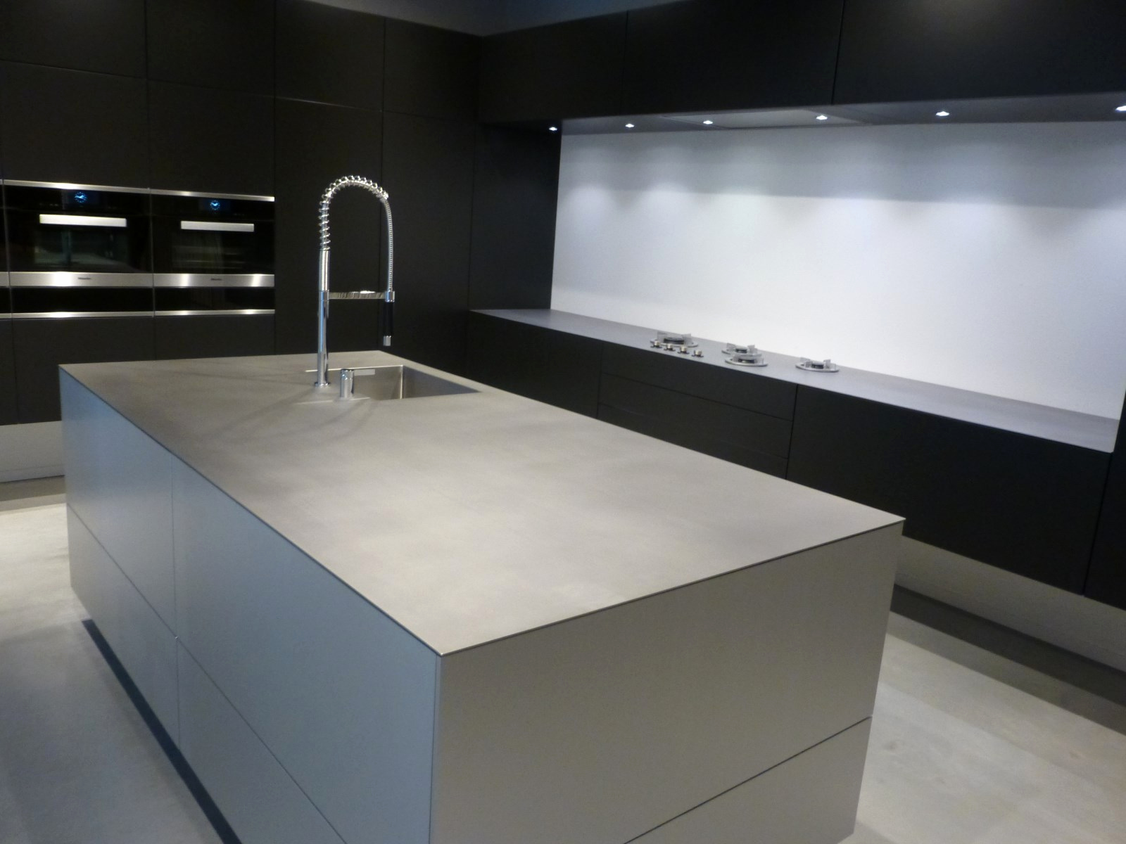 Meuble de cuisine avec plan de travail inox