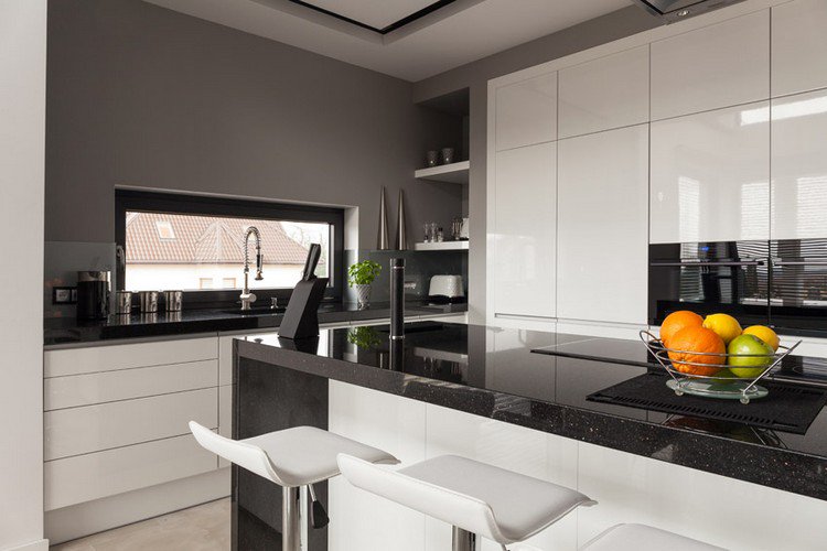 Cuisine blanche plan travail granit noir