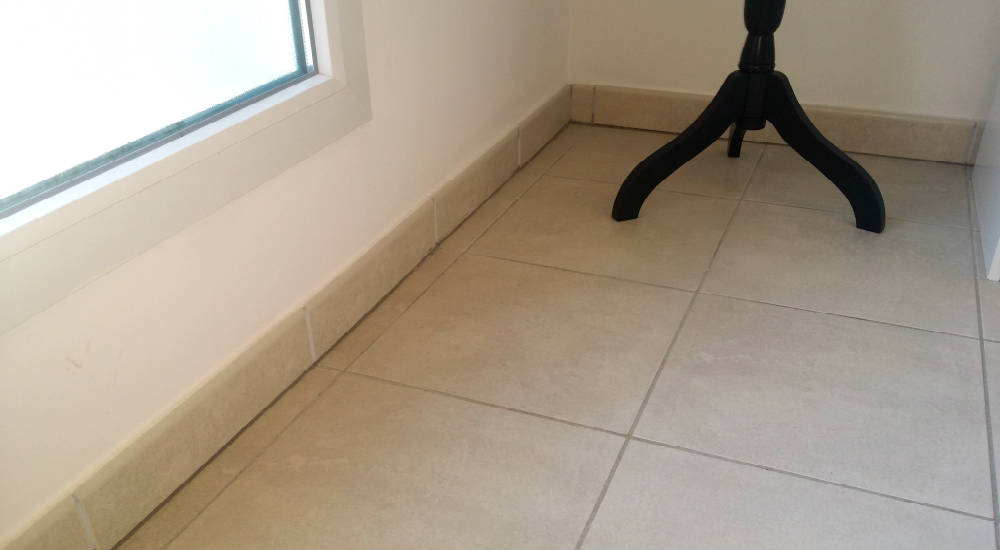 Quelles plinthes pour carrelage imitation parquet