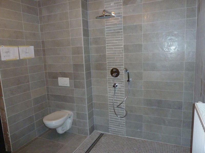 Carrelage gris mur salle de bain