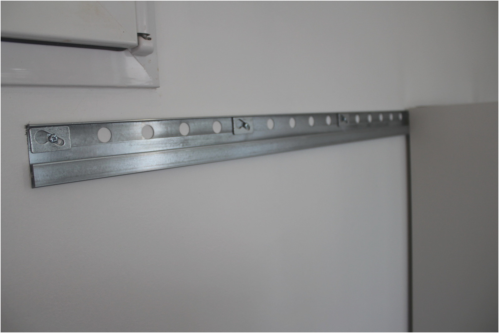 Fixation meuble haut cuisine rail