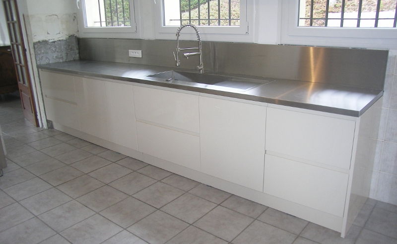 Cuisine blanche et plan de travail inox