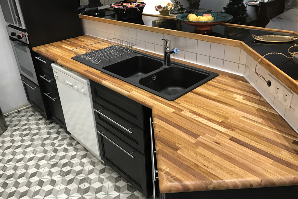 Cuisine avec plan de travail en bois