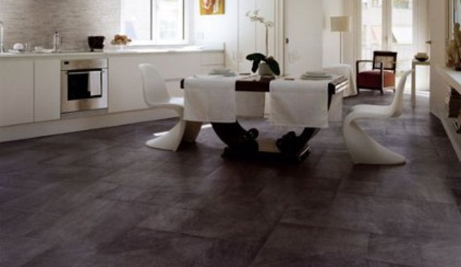 Carrelage gris foncé salon