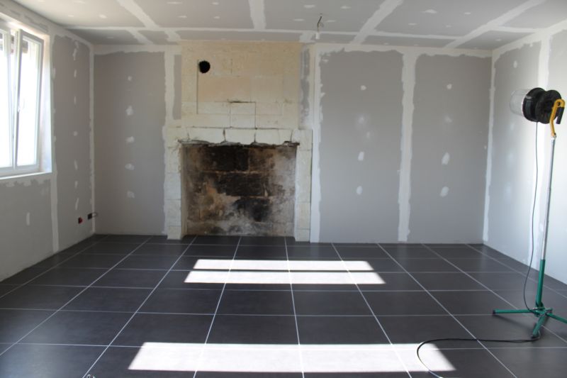 Carrelage gris anthracite dans un salon