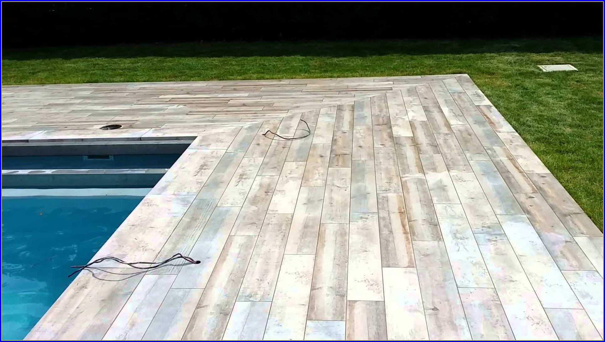 Carrelage imitation parquet autour piscine
